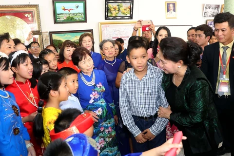 越南国会主席阮氏金银亲切会见旅居泰国乌隆府越南人代表（组图）