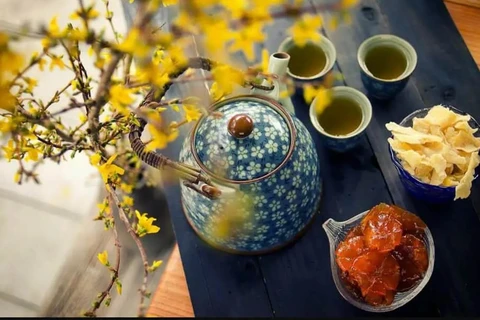 越南人过春节时饮茶配蜜饯的消遣