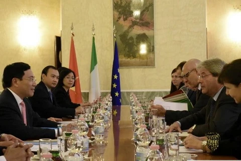 越南政府副总理兼外长范平明与意大利外长保罗•真蒂洛尼举行会谈
