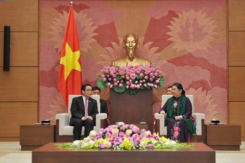 越南国会常务副主席丛氏放会见老越友好协会会长维莱冯•布达坎。