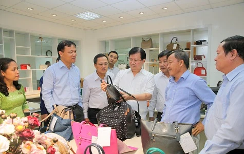 郑廷勇副总理参观太平鞋类公司研发中心（图片来源：http://baochinhphu.vn/）