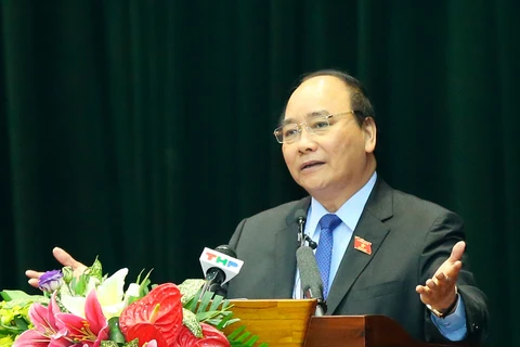 越南政府总理阮春福接触海防市海安郡选民（图片来源：越通社）