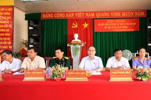 ​越南祖国阵线中央委员会主席阮善仁会见茶荣省选民（图片来源：​Baomoi）