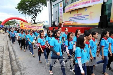 岘港市举行集会和游行活动​响应2016年世界艾滋病日（图片来源：越通社）