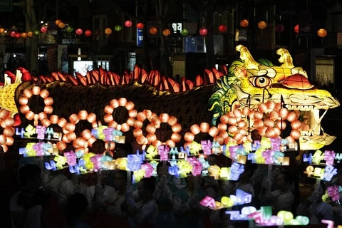 2016年韩国巨型龙灯节将于2016年12月3日至2017年1月22日在河内市安楚公园举行（图片来源：http://hanoimoi.com.vn）