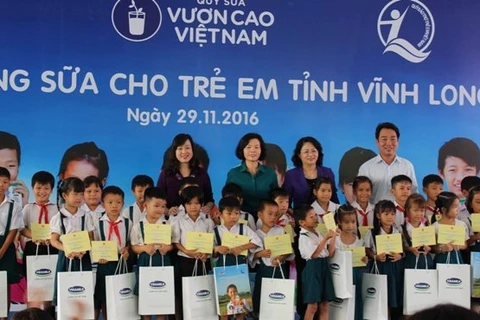 越南国家副主席邓氏玉盛参加向永隆省儿童赠送牛奶活动（图片来源：越南人民报）