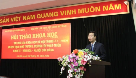 中央宣教部部长武文赏在研讨会上发表讲话（图片来源：baomoi.com）
