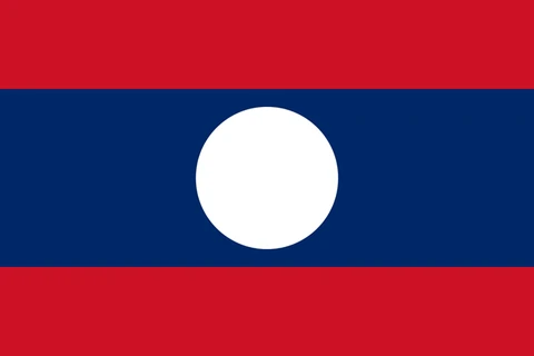 附图：老挝国旗（图片来源：Wikipedia）