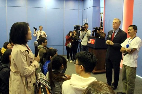 美国驻越大使特德·奥修斯同东南亚青年领袖交流（图片来源：越通社）