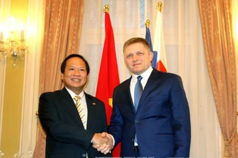 越南通信传媒部部长张明俊会见斯洛伐克总理罗伯特•菲乔。
