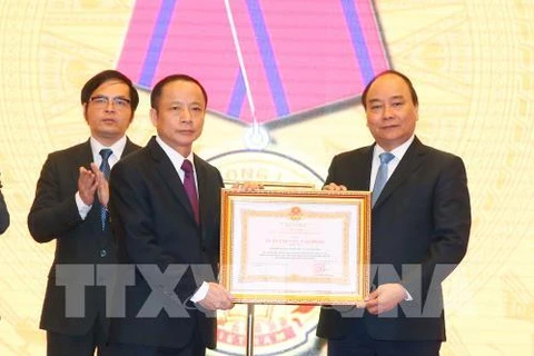 越南政府总理阮春福向越南中小型企业协会授予三级劳动勋章