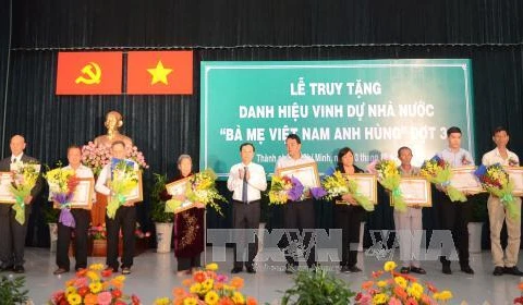 胡志明市向230位母亲追授“越南英雄母亲”称号（图片来源：越通社）