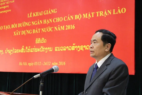 越南祖国阵线中央委员会副主席兼秘书长陈青敏在开班仪式上致辞。