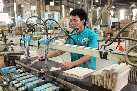 附图：岘港市木制品出口（图片来源：越通社）