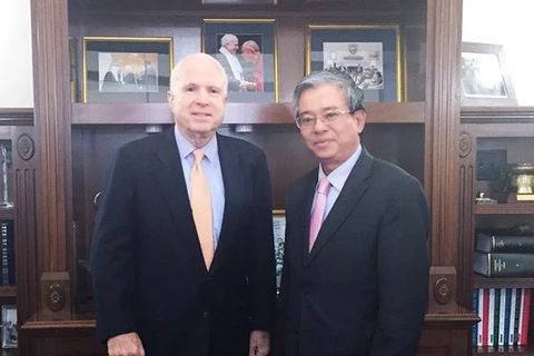 越南驻美国大使范光荣与美国参议院军事委员会主席约翰·麦凯恩（图片来源：越通社）