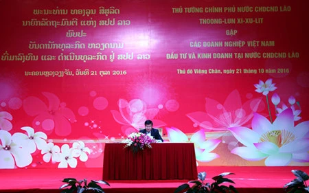 老挝总理​与老越资企业对话（图片来源：越南之声）