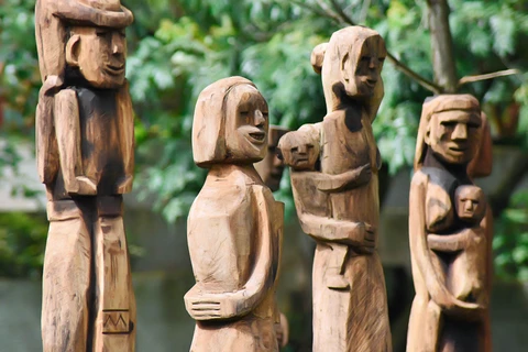 巴拿族民间木雕（图片来源：《嘉莱报》） 