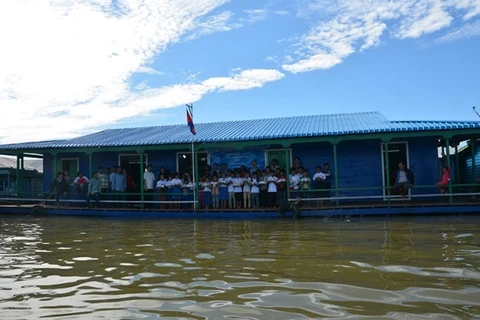 在洞里萨湖上为越侨援建的浮动学校