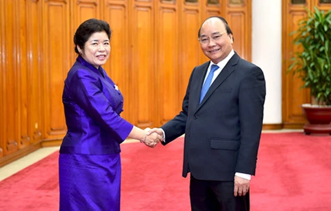 政府总理阮春福会见老挝政府办公厅部长苏万鹏•布帕奴翁。（图片来源：越通社）