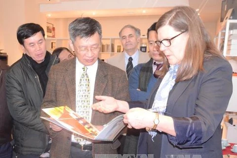越共中央对外部副部长、国外党委执行委员会委员阮俊峰对加拿大进行访问