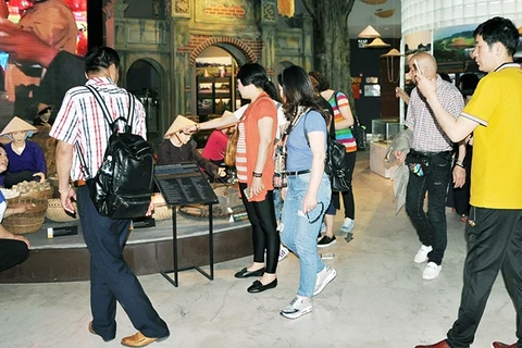 参观广宁省博物馆的游客（图片来源：越通社）
