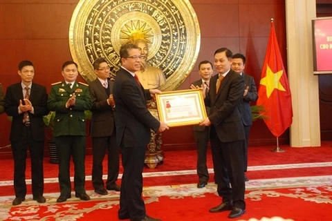 越南外交部副部长黎怀忠向越南驻华大使馆授予一级劳动勋章