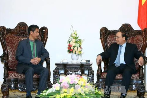 政府总理阮春福（右）会见东帝汶驻越大使豪尔赫•特林达德•内维斯•贾梅士（图片来源：越通社）