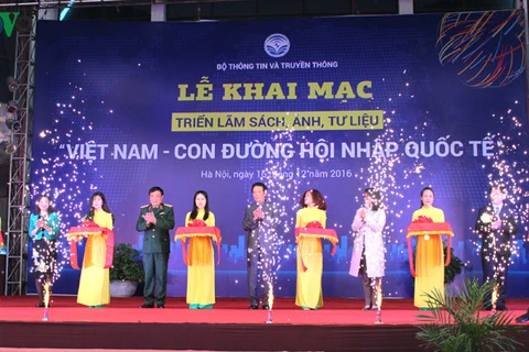“越南—融入国际之路”图片资料展开幕式（图片来源：越南之声）