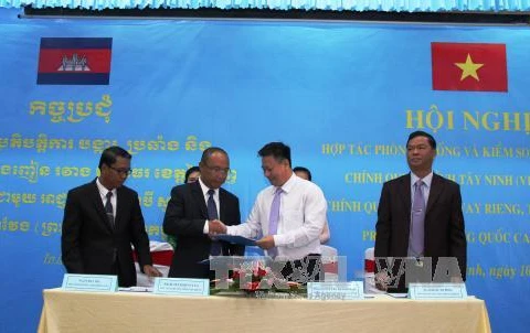 西宁省与柬埔寨三省签署2017年毒品 打击合作协议。