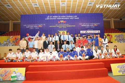 ​2016年第一届VTF国际锦标赛组委会与选手合影（图片来源：vothuat.vn）