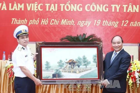 越南政府总理阮春福走访西贡新港总公司(图片来源：越通社)
