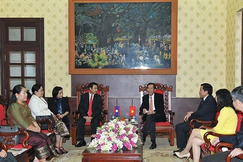 老挝《人民报》社代表团与越南《人民报》社领导》举行工作会议（图片来源：人民报）