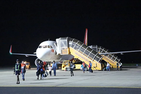 抵达联姜机场的首批中国游客（图片来源：越通社）