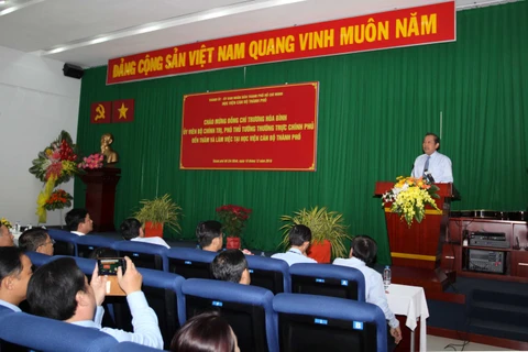 越南政府副总理张和平与胡志明市干部学院领导举行工作会谈（图片来源：越通社）