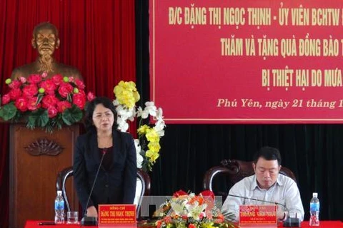 邓氏玉盛同富安省人民委员会就当地灾后恢复重建工作举行座谈。