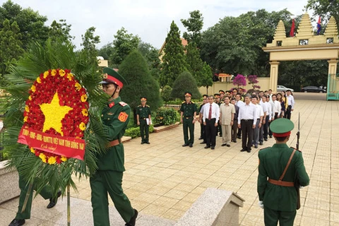 柬埔寨首相洪森​向各位革命先烈敬献花圈