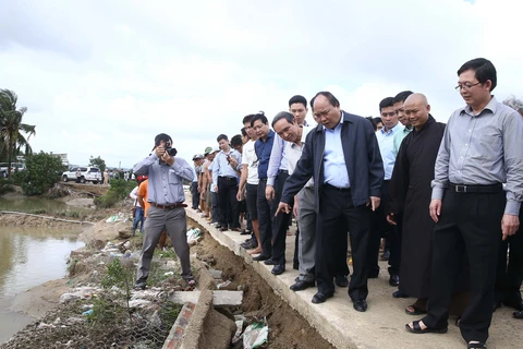 越南政府总理阮春福指导克服平定省洪灾后果（图片来源：越通社）