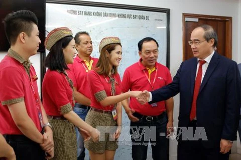 越南祖国阵线中央委员会主席阮善仁造访越捷航空股份公司（图片来源：越通社）