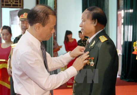 越南北件省援老志愿军和专家荣获老挝国家的勋章（图片来源：越通社）