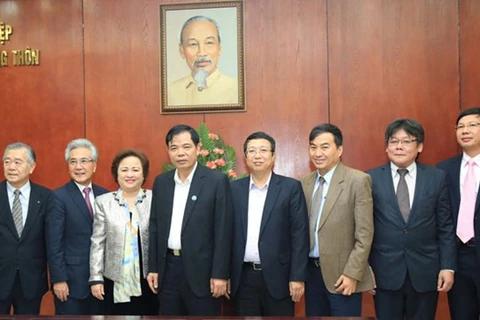 越南农业与农村发展部部长阮春强和日本伙伴合影（图片来源：vnexpress)
