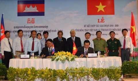 越南同塔省与柬埔寨班迭棉吉省​2016-2020年阶段合作协议签约仪式（图片来源：越通社）