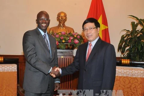 越南政府副总理兼外交部长范平明会见世行驻越南首席代表奥斯曼•迪奥。