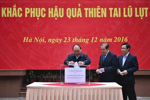 越南政府​领导为中部灾区人民捐款（图片来源：越通社）