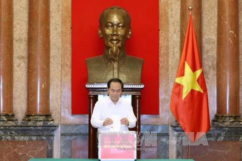 越南国家主席陈大光为中部地区灾区人民捐赠（图片来源：越通社）