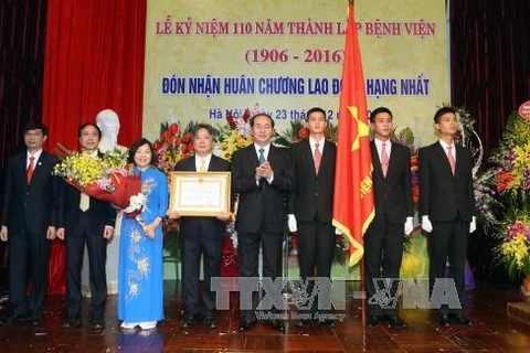 陈大光向越德友谊医院医生、干部及人员授予一级劳动勋章。