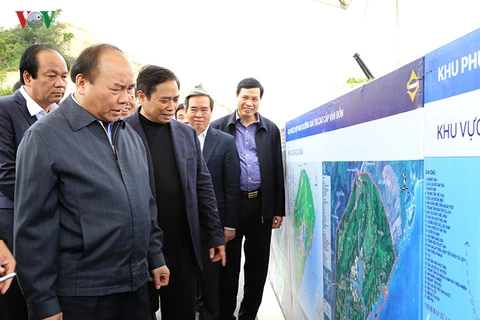 广宁省领导向阮春福总理介绍云屯机场指挥中心建设项目