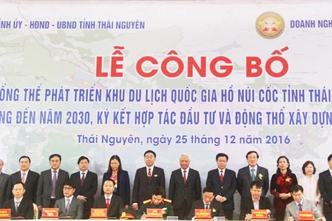 “2025年前山谷（Núi Cốc）湖国家级旅游区发展总体规划及2030年展望”公布仪式（图片来源:baocongthuong.com.vn)