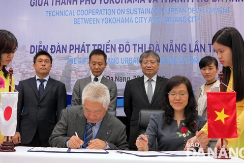 双方签署固体废物管理合作协议（图片来源：baodanang.vn)