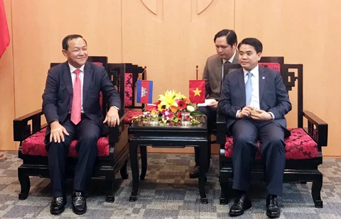 阮德钟主席（右）与巴速杰旺市长（图片来源：新河内报）