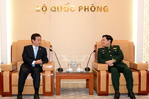 越南国防部部长吴春历大将会见韩国国防部副部长黄仁武